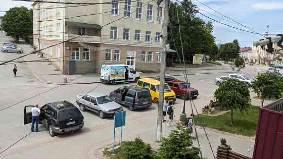 Квартира велика з гаражем і кладовкою в центрі міста Підгайці Підгайці (Луцький р-н)