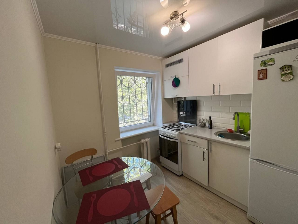 Сдам 2к.к-ру длительно,центр,без выселения летом,свет не отключают! Черноморск - изображение 1