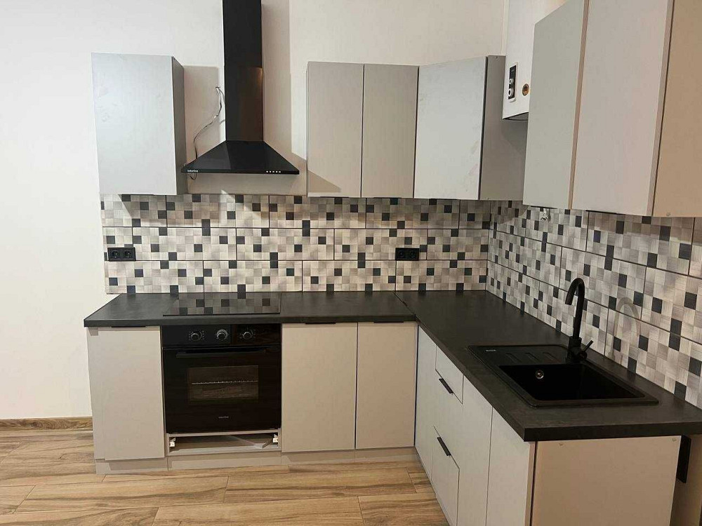 Затишна квартира  38.1 м.кв. з ремонтом та меблями.  Власна парковка Крюковщина - изображение 1