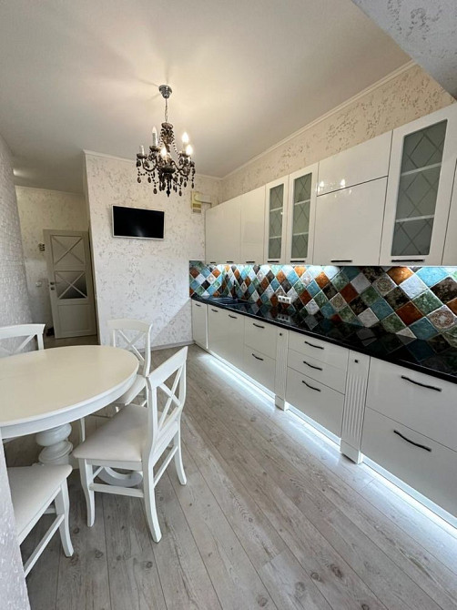 Здам в оренду простору 1-кімнатну квартиру в ЖК Акварелі Вишневое - изображение 1