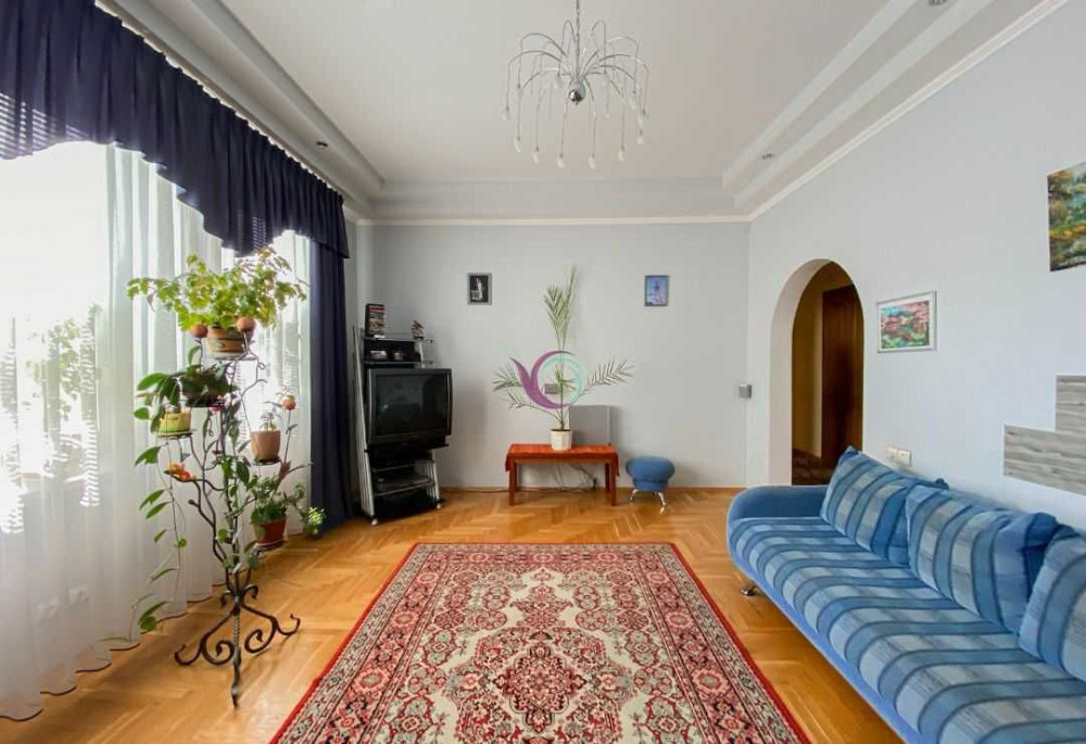 Простора 4-к. квартира з гаражем в центрі вул. О. Валенти Луцк - изображение 3