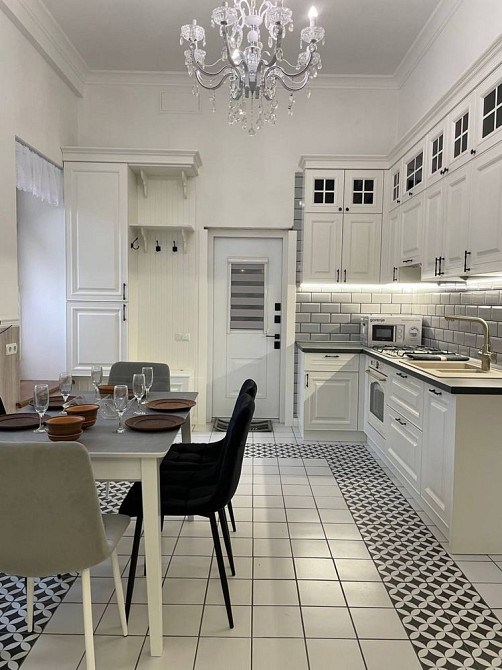 Сдам свою 2-х комнатную красивую квартиру. Книжка. Центр Одесса - изображение 1