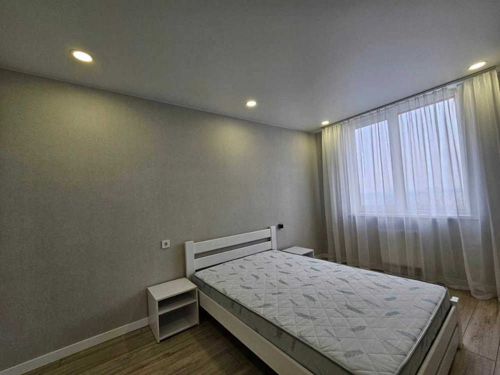 Пропонується трикімнатна кімнатна квартира Студія 65m2 з ремонтом Киев - изображение 1