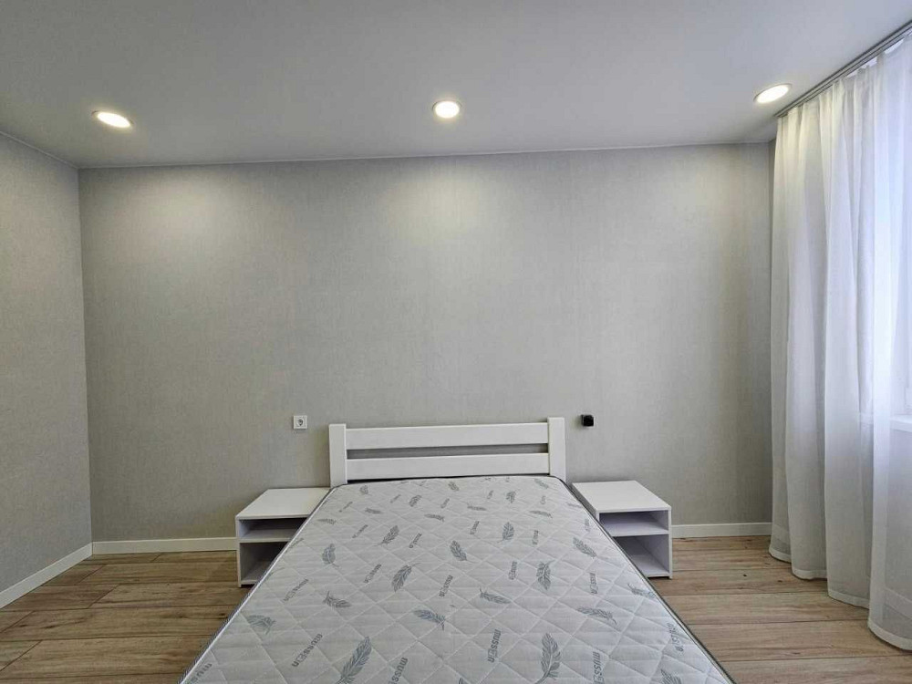 Пропонується трикімнатна кімнатна квартира Студія 65m2 з ремонтом Киев - изображение 2