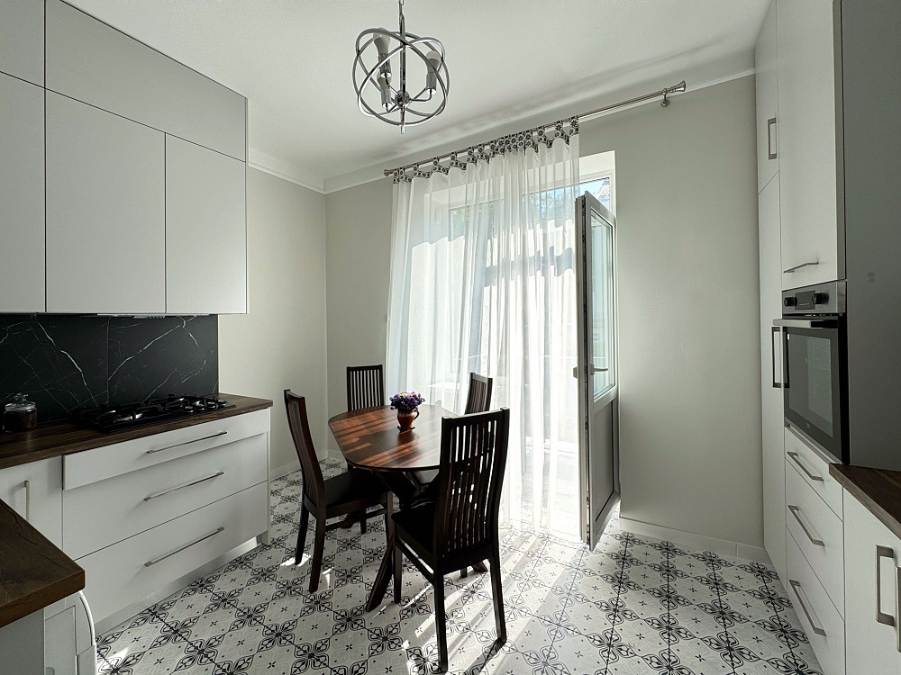 Тут комфортно жити, працювати і відпочивати. Львов - изображение 2