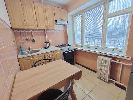 метро Лівобережна 15хв., 2 кім.роздільна, низький поверх, перша здача! Киев