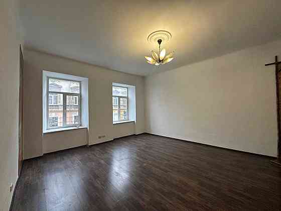 Продаж 1-кімнатної квартири біля ТЦ Магнус в центрі, вікна на фасад Львів
