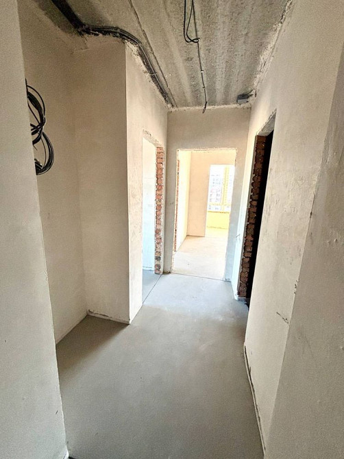 Квартира поряд зі школою, вже готова до ремонту! Буча Буча - зображення 1