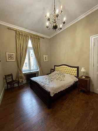 Унікальна квартира в центрі міста 2 спальні та кухня студія. Львів