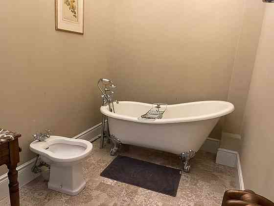 Унікальна квартира в центрі міста 2 спальні та кухня студія. Львів