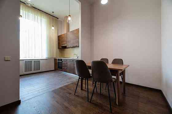 2-к. возле метро Крещатик, ул. Городецкого 11. Без комиссии! Київ