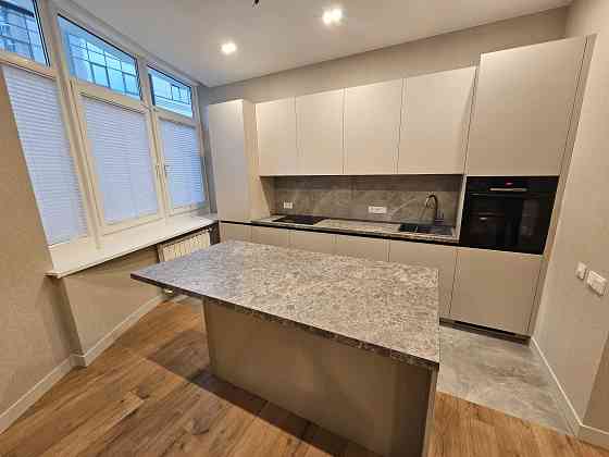 Продам 4-к квартиру з новим ремонтом на ДмитріЇвськой 82 Київ