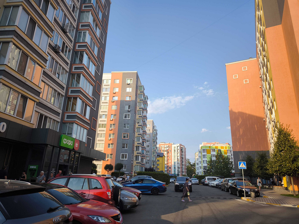 Вид на парк Мама. Простора кухня з диваном. Газ. Ирпень - изображение 5