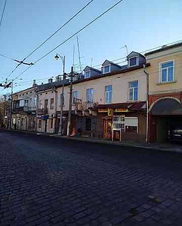 Квартира 3 кімнати 57, 3м та горище 15м.
Квартира знаходиться в процес Чернівці