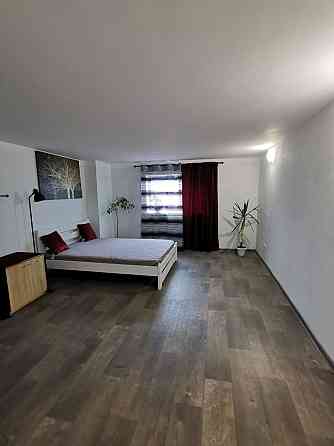 Я хозяйка, сдам 2х комн Таирова.
90кв м.  
Новая, чистая, первая сдача Одесса