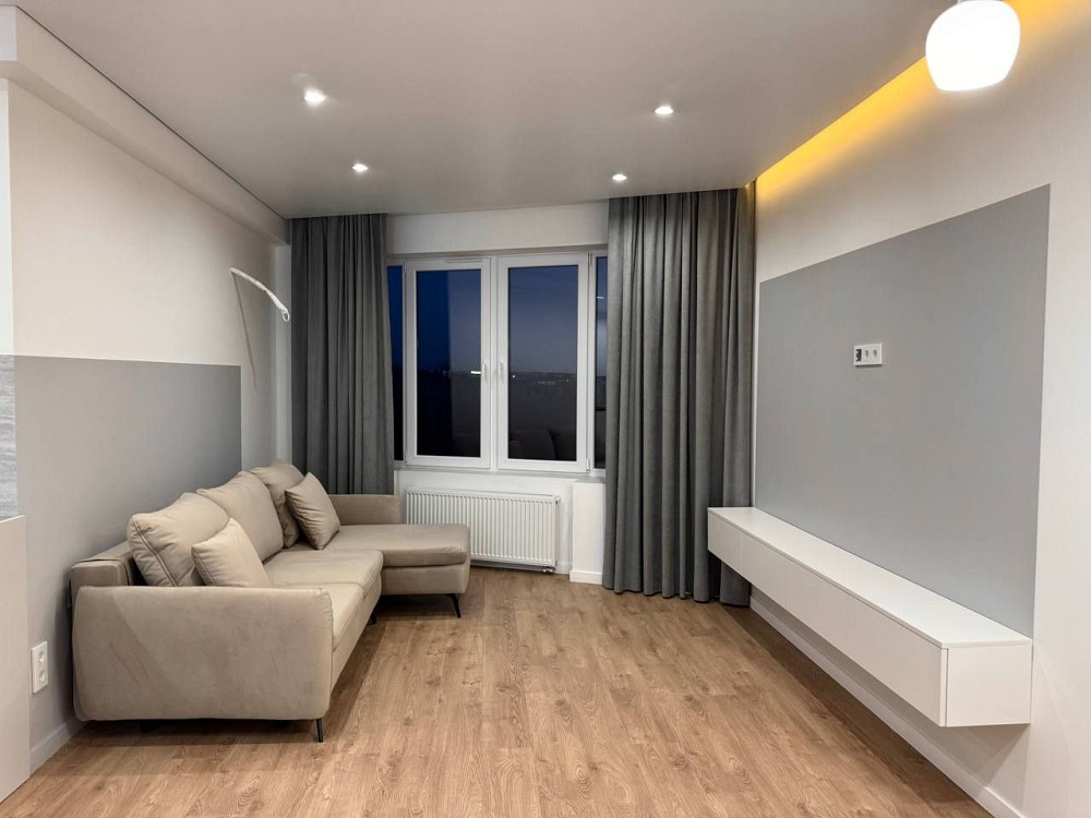 Продам простору та сучасну квартиру на 2-му поверсі з терасою Ровно - изображение 1