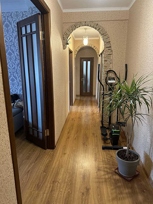 Простора 2-кімнатна "сталінка" в районі зупинки "Пруди" Кривой Рог - изображение 1