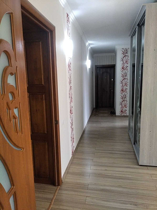 Продається простора трикімнатна квартира з євроремонтом у центрі міста Изюм - изображение 4