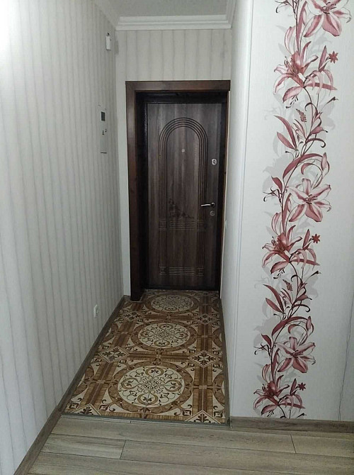 Продається простора трикімнатна квартира з євроремонтом у центрі міста Изюм - изображение 3