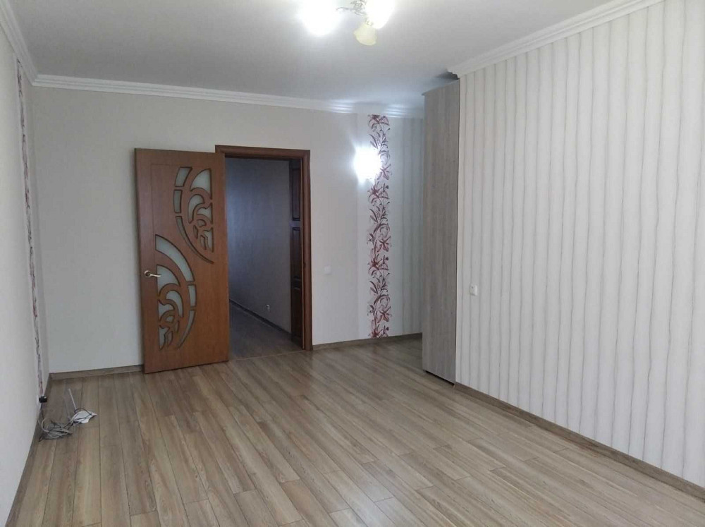 Продається простора трикімнатна квартира з євроремонтом у центрі міста Изюм - изображение 2