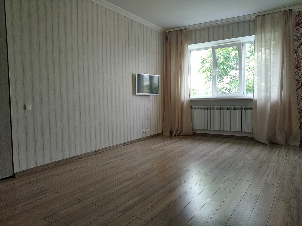 Продається простора трикімнатна квартира з євроремонтом у центрі міста Изюм - изображение 1