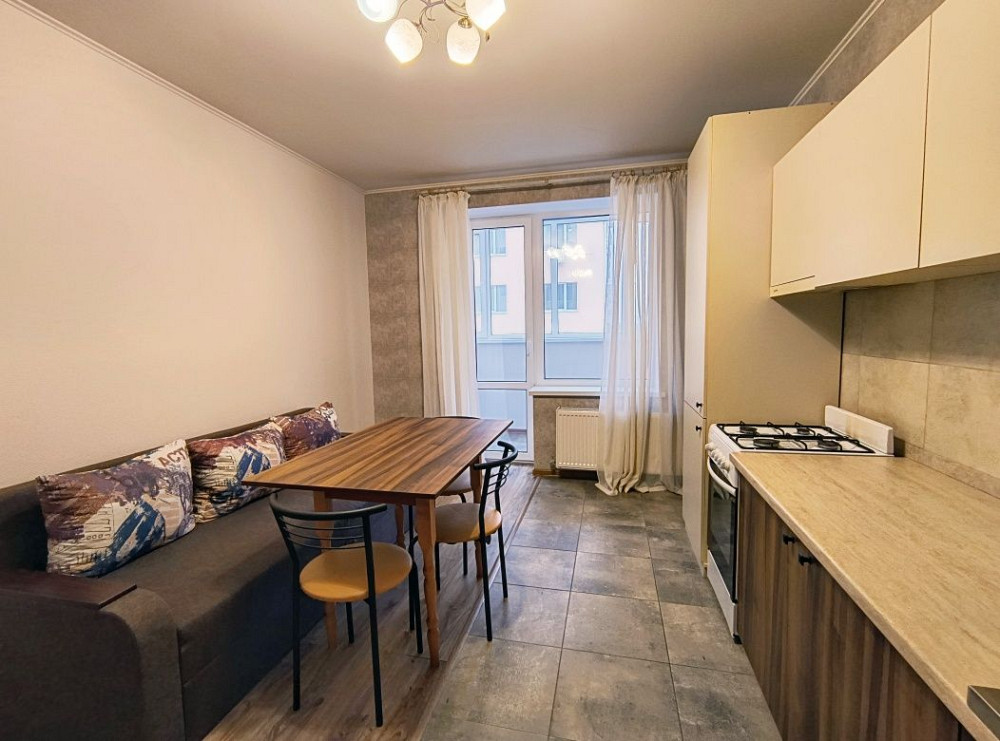 З диваном, ліжком та балконом 1 кім  в ЖК Київський маєток Софиевская Борщаговка - изображение 1