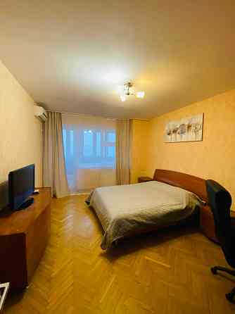 Без комісії. Оболонський пр 22в. 94 м. кв. Окремі 3 кімнати біля метро Киев