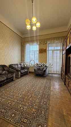 Продам 2-к в царському будинку з фасадним парадним. Ліфт. Киев