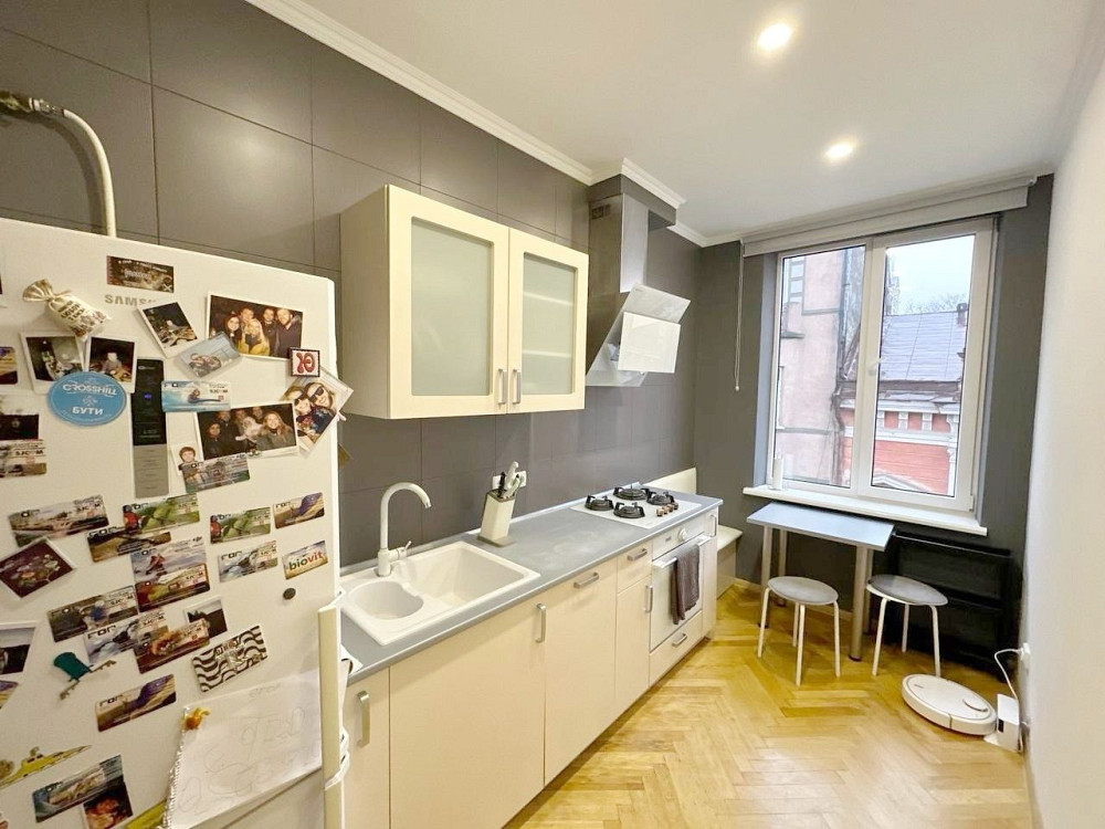 2 кімн квартира з ремонтом в центрі міста Черновцы - изображение 1