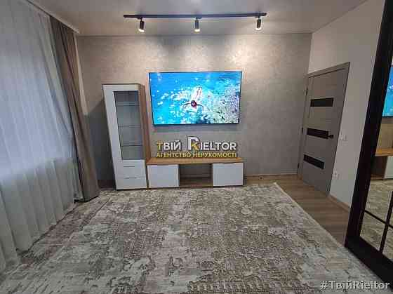 2 кімнатна квартира + кухня студія в самому центрі міста. Черновцы