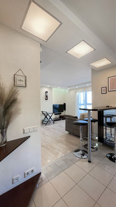 БЕЗ КОМІСІЇ! Стильна 2-кімнатна квартира за 100 м від метро Печерська Київ - зображення 1