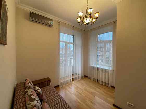 Продам 3 кімн. квартиру, 127 кв.м., сталінка, Пасаж, вул. Хрещатик 15 Киев