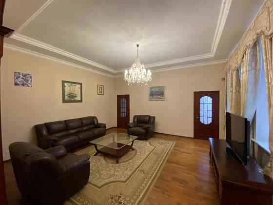 Продам 3 кімн. квартиру, 127 кв.м., сталінка, Пасаж, вул. Хрещатик 15 Киев