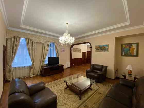 Продам 3 кімн. квартиру, 127 кв.м., сталінка, Пасаж, вул. Хрещатик 15 Киев