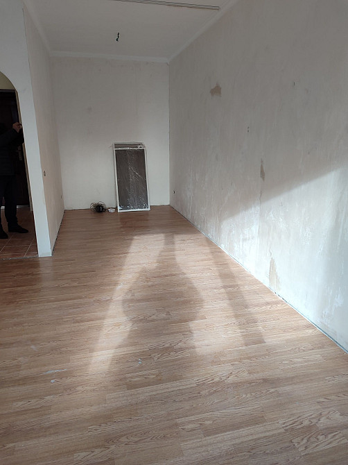 Простора 40 м кВ квартира з частковим ремонтом в центрі міста! Ирпень - изображение 5