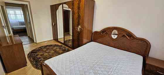 3х кім кв. Біля метро Осокорки.  2 хв пішки.. Киев