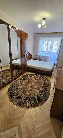 3х кім кв. Біля метро Осокорки.  2 хв пішки.. Киев