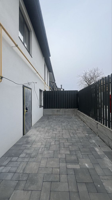 2к квартира з частковим ремонтом власним двором Гостомель - зображення 1