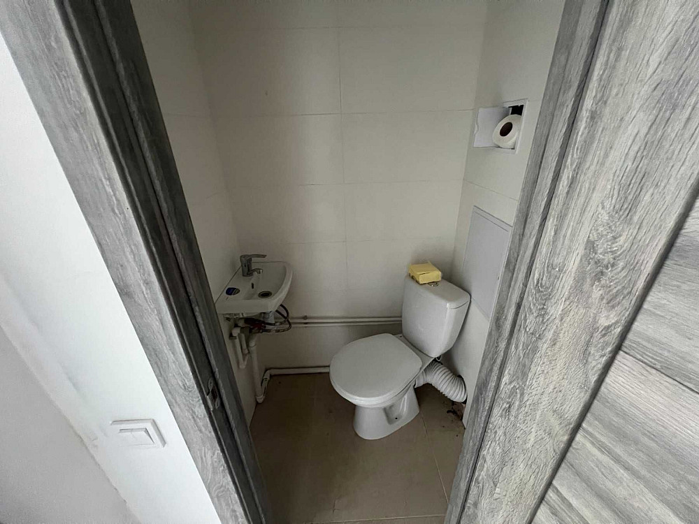 Торг. Продам квартиру на площі. 2 фасажні вікна. Перший поверх. Ніжин - зображення 4