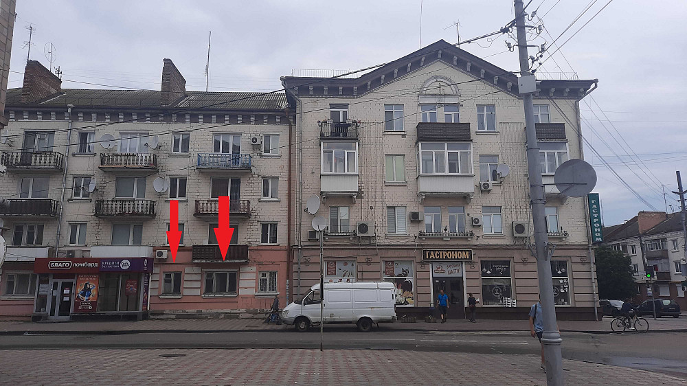 Торг. Продам квартиру на площі. 2 фасажні вікна. Перший поверх. Ніжин - зображення 1