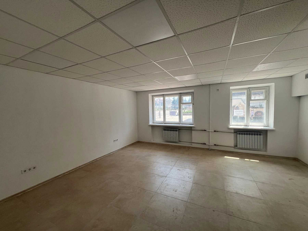 Торг. Продам квартиру на площі. 2 фасажні вікна. Перший поверх. Ніжин - зображення 3