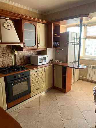 Видова 3-к квартира, Оболонська площа 3, метро поруч, ключи на руках! Киев