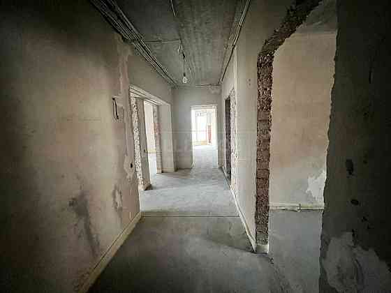 Продаж 3км квартири з чорновим ремонтом площею 83,8 м² вул. Бандери Івано-Франківськ