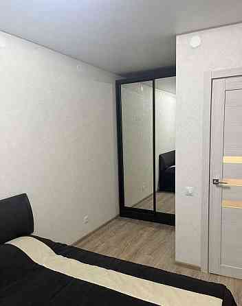 Квартира с диваном на кухне и отдельной спальной комнатой с кроватью Дніпро