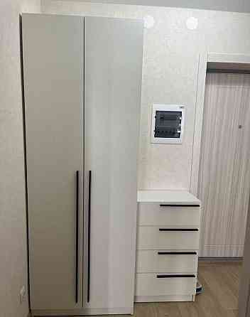 Квартира с диваном на кухне и отдельной спальной комнатой с кроватью Дніпро