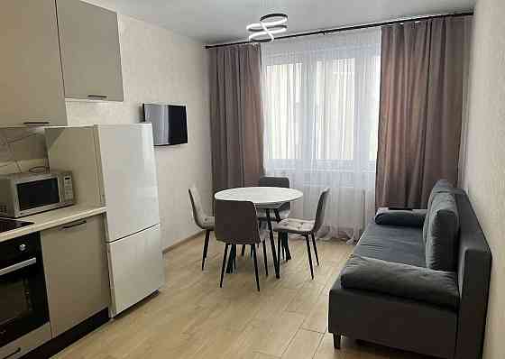 Квартира с диваном на кухне и отдельной спальной комнатой с кроватью Дніпро