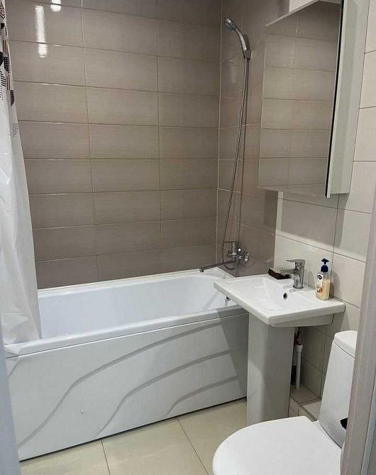 Квартира с диваном на кухне и отдельной спальной комнатой с кроватью Дніпро - зображення 6