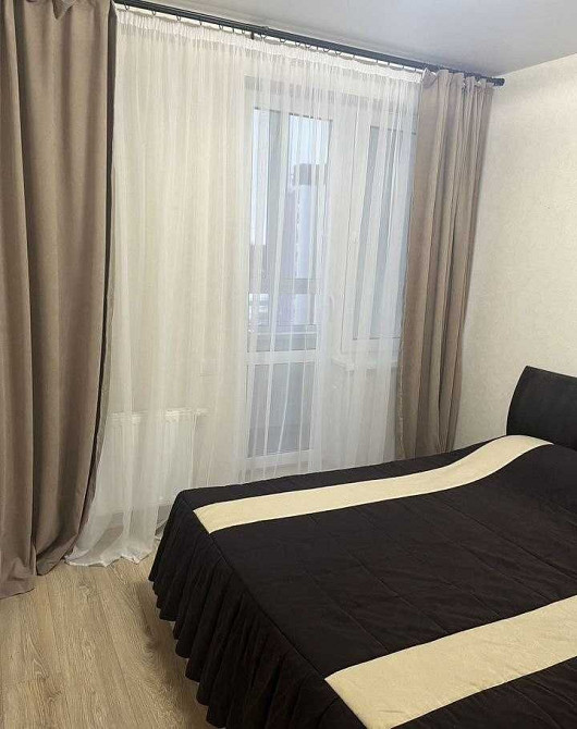 Квартира с диваном на кухне и отдельной спальной комнатой с кроватью Дніпро - зображення 7