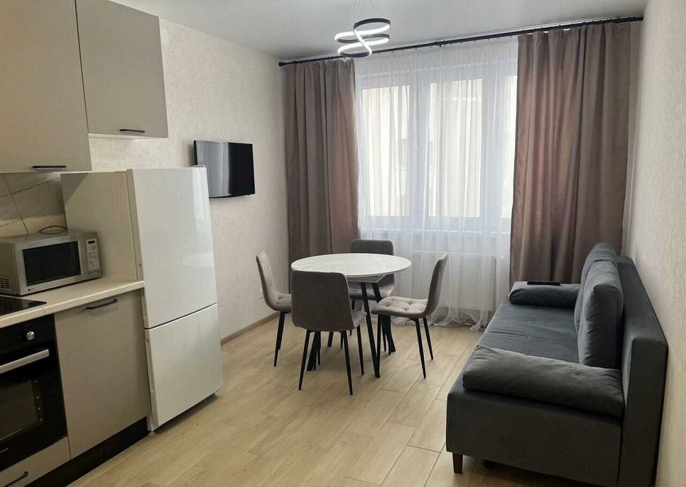 Квартира с диваном на кухне и отдельной спальной комнатой с кроватью Дніпро - зображення 2