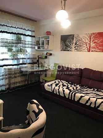 Продам 2 комнатную Кирилловская , 117 м "Почайна" 10 минут Київ